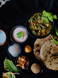 આલુ પાલક (દેશી સ્ટાઈલ) Aloo Palak Recipe in Gujarati રેસીપી મુખ્ય ફોટો