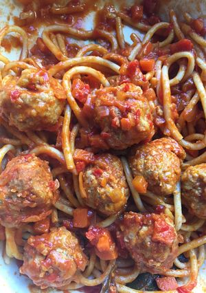 Una foto de Albóndigas de cerdo con fideos