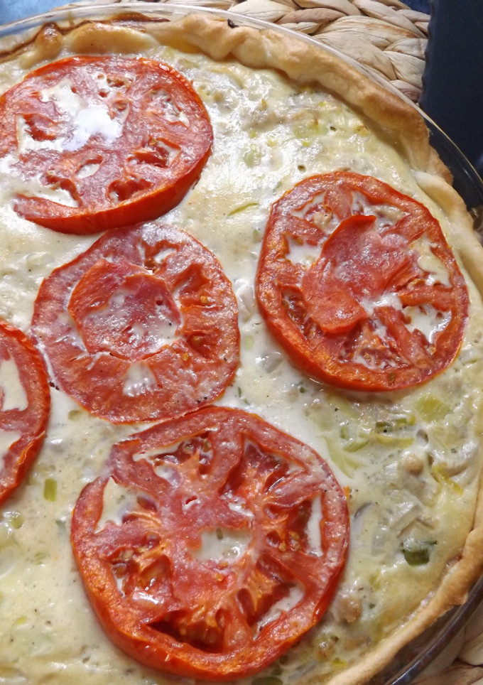 Una foto de Tarta de atún con tomate y puerro