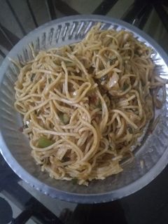 વેજ હક્કા નુડલ્સ(veg hakka noodles recipe in Gujarati) રેસીપી મુખ્ય ફોટો