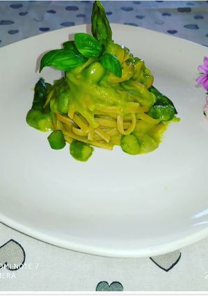 Foto di Linguine con crema di asparagi e profumo di basilico