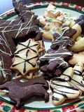 Biscotti natalizi con frolla semplice e al cacao