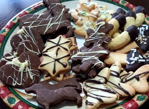 Foto di Biscotti natalizi con frolla semplice e al cacao