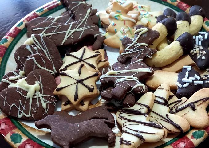 Biscotti natalizi con frolla semplice e al cacao