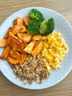 Una foto de Plato combinado de pollo, huevo, brócoli y boniato en airfryer 🍗🥦🍠🥚