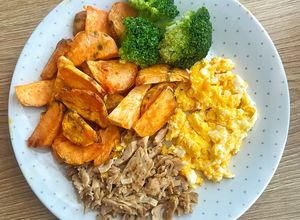 Foto principal de Plato combinado de pollo, huevo, brócoli y boniato en airfryer 🍗🥦🍠🥚