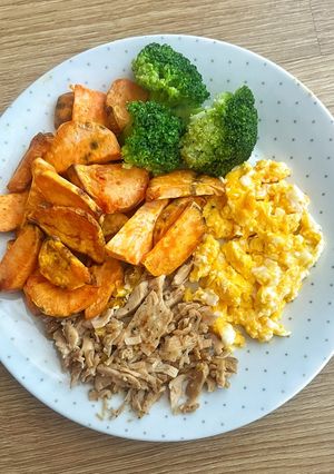 Una foto de Plato combinado de pollo, huevo, brócoli y boniato en airfryer 🍗🥦🍠🥚