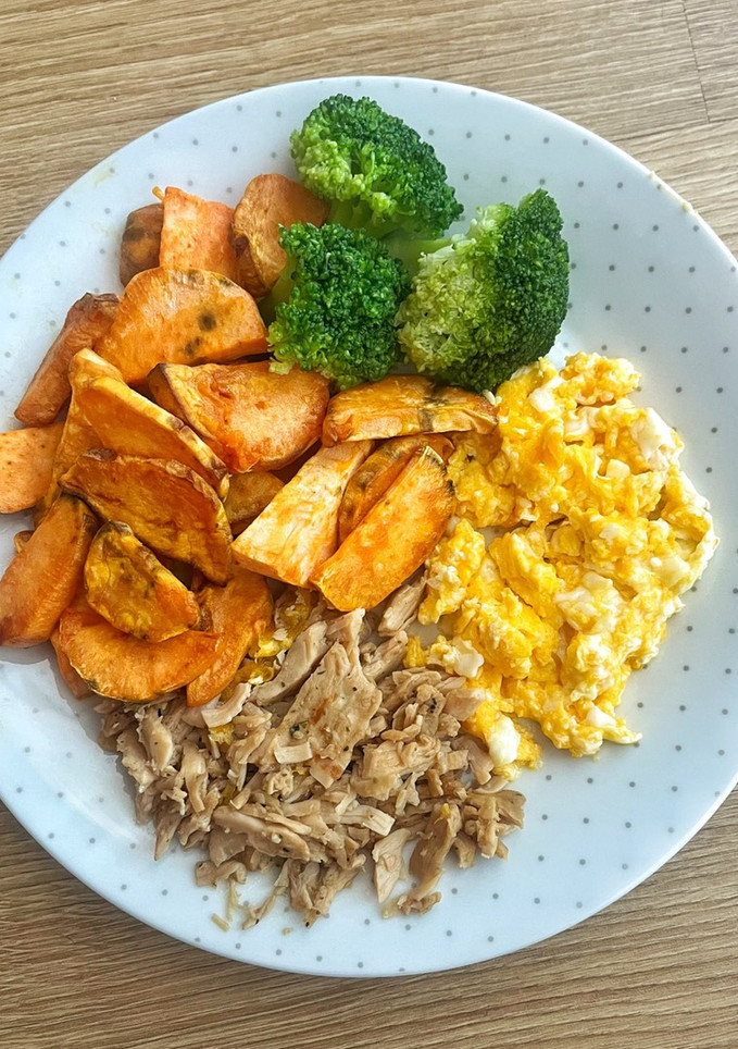 Una foto de Plato combinado de pollo, huevo, brócoli y boniato en airfryer 🍗🥦🍠🥚