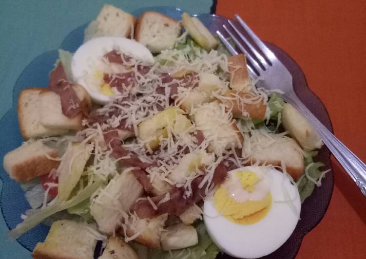 Caesar salad with smoked beef