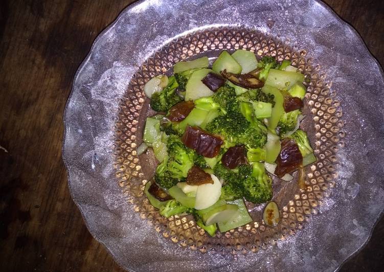 Salad brokoli with fruit