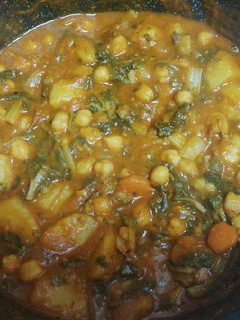 Una foto de Potaje de garbanzos con patatas, acelgas y langostinos