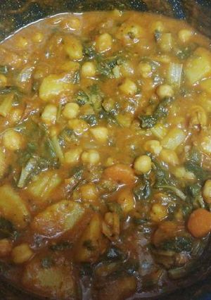 Una foto de Potaje de garbanzos con patatas, acelgas y langostinos