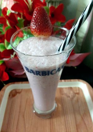 A picture of Strawberry shake.