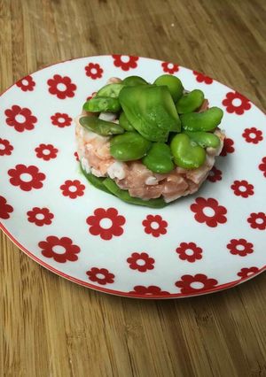 Une photo de Tartare fève saumon crevette avocat