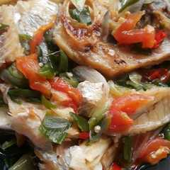 A picture of Ikan asin kukus.