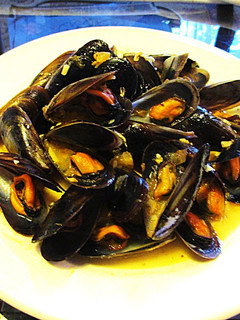 Una foto de Mejillones en salsa de vino blanco