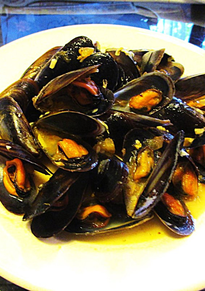 Una foto de Mejillones en salsa de vino blanco