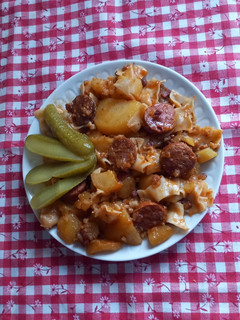 1513. Paprikás krumplis tészta jó sok sült bacon szalonnával és kolbásszal ! recept fotója