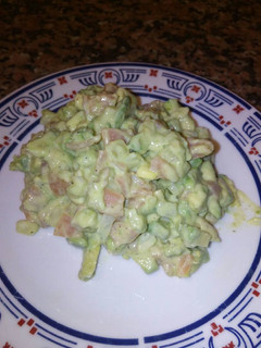 Una foto de Ensaladilla de salmón ahumado y aguacate con salsa mostaza-miel