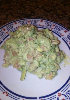 Una foto de Ensaladilla de salmón ahumado y aguacate con salsa mostaza-miel