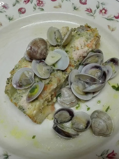 Foto principal de Pastel de brócoli y salmón con almejas