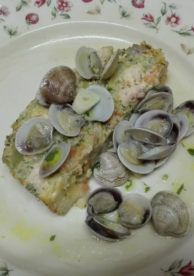 Una foto de Pastel de brócoli y salmón con almejas