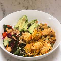 Una foto de Arroz chaufa y ensalada de garbanzos 🥙