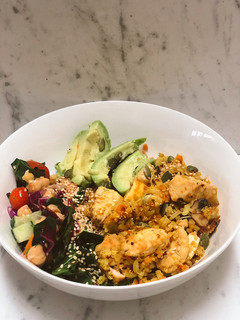 Una foto de Arroz chaufa y ensalada de garbanzos 🥙