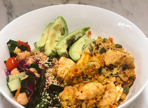 Una foto de Arroz chaufa y ensalada de garbanzos 🥙