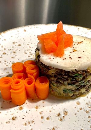 Une photo de Lentilles,carottes et mousse glacée au pomelos et timut