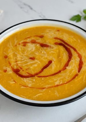 Una foto de Sopa cremosa de pollo y vegetales
