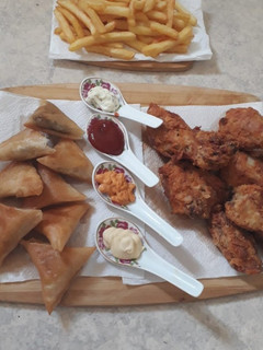 Une photo de Des briwat salés et des cuisses de poulet au four