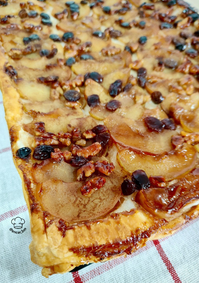 Una foto de Tarta hojaldrada de manzana con nueces y pasas caramelizadas