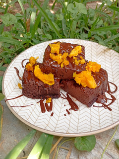 Una foto de Brownie con mango y sin harinas