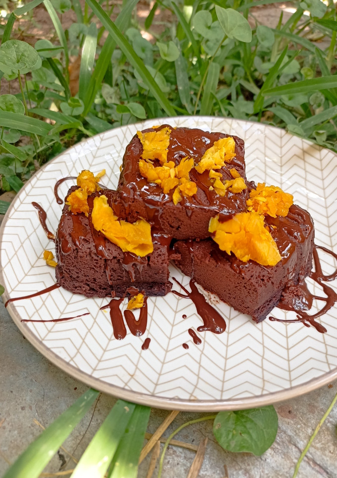 Una foto de Brownie con mango y sin harinas