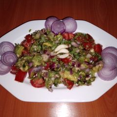 A picture of Kenyan kachumbari salad 🥑🍅🍋.