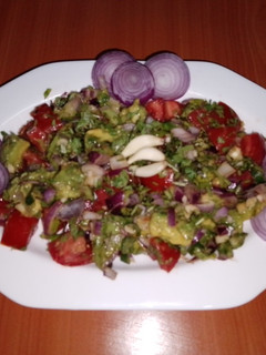 A picture of Kenyan kachumbari salad 🥑🍅🍋.