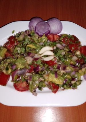 A picture of Kenyan kachumbari salad 🥑🍅🍋.