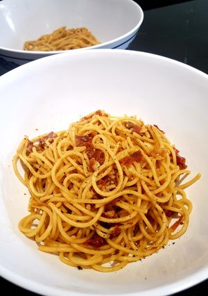 Una foto de Espaguetis picantes con jamón ibérico y tomates secos