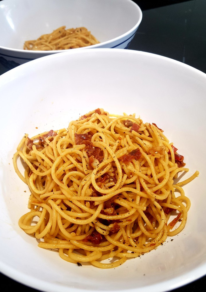 Una foto de Espaguetis picantes con jamón ibérico y tomates secos