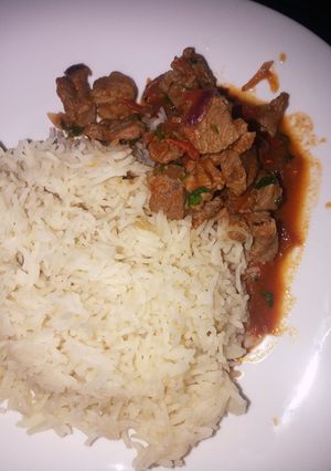 A picture of Rice served with mbuzi.