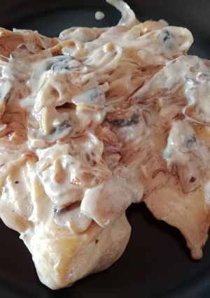 Una foto de Pollo en salsa de cebolla y champiñones