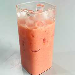 A picture of Sinh tố mix dâu tây và mít thái.