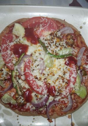 चीजी आटा पिज़्ज़ा (Cheesy Aata Pizza recipe in Hindi) रेसिपी मुख्य फोटो