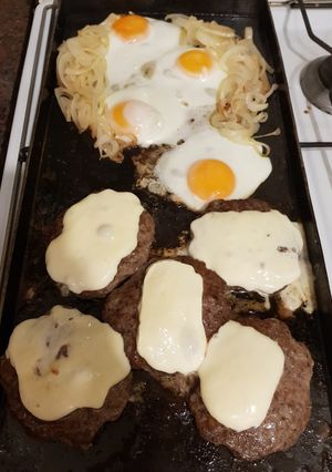 Una foto de Sándwiches de hamburguesas a la plancheta