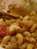 Pollo guisado con fideos coditos