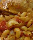 Pollo guisado con fideos coditos