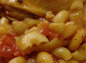Una foto de Pollo guisado con fideos coditos