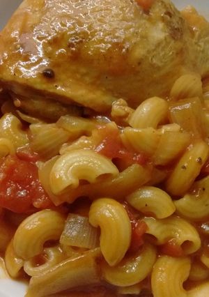 Una foto de Pollo guisado con fideos coditos
