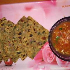 A picture of Onion fenugreek paratha with roasted tomato chutney (Healthy).